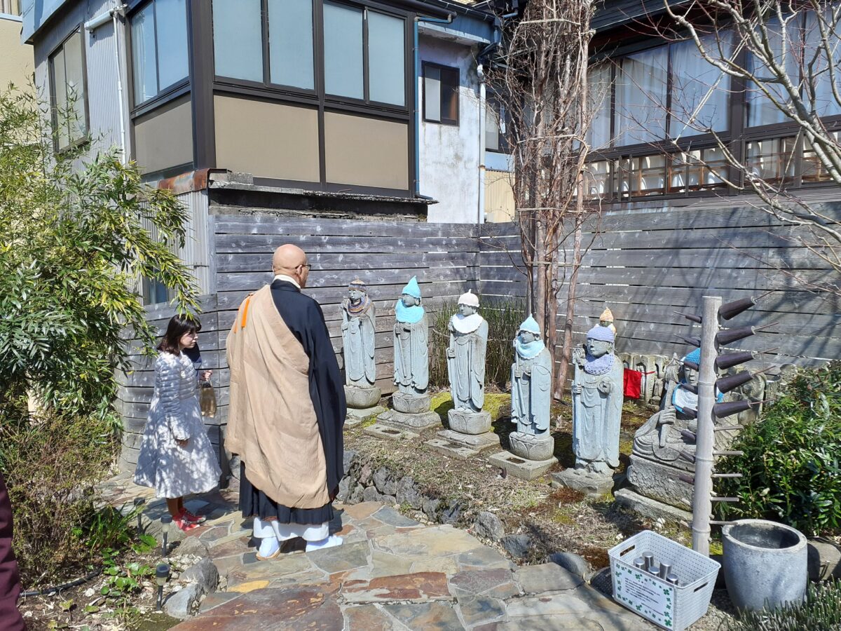 六道地蔵尊さまの帽子とよだれかけが新調されました